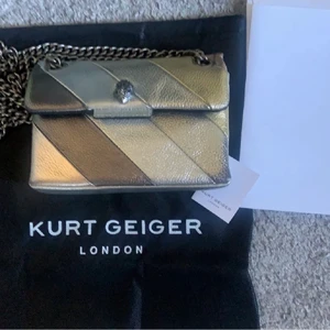 Kurt geiger - intressekoll på min Kurt geiger väska. köpt på farfatch för 2800 kr, hör av er vid frågor💕🙏🏼