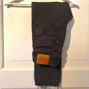 Levi jeans  - Säljer mina gråa Levi jeans i storlek W25L26 Köpte för 1090kr nu för 400kr 🤍  De är i modellen Wedgie Straight 🤍 Säljer pga av fel storlek! 