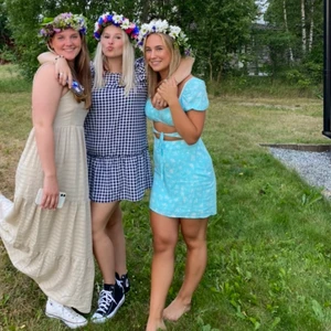Sommarklänning - Säljer den blå klänningen med vita små blommor till höger, så sjukt fin med puffärmar och knyte i magen, skriv för fler bilder!! Storlek M men liten i storlek så passar mer S