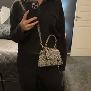 Väska - En väska från Prettylittlethings, köptes i höstas men har tyvärr inte kommit till användning så pass mycket