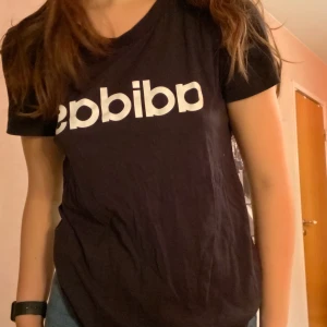 adidas tshirt  - äkta adidas tshirt. jätte skönt material. använd ett fåtal gånger