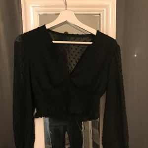 Topp  - Säljer min topp från shein. Armarna och byggen är genomskinlig. Den är i storlek XS. 30kr+frakt 