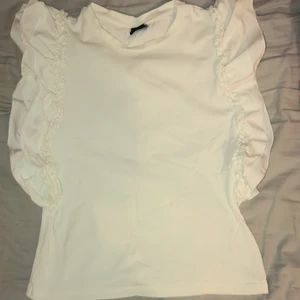 Gina tröja - Säljer dena gina tröja i storlek XS men kan även passa S.🤍   Säljer dena för den inte kommer till användning 🤍.  Original pris 250 men säljer för 150/100 kr   Säljaren står för frakten ❤️✨