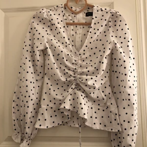 Prettylittlething topp - Man ska dra ihop banden i mitten för att välja vilken urringning man vill ha. Helt ny aldrig använd