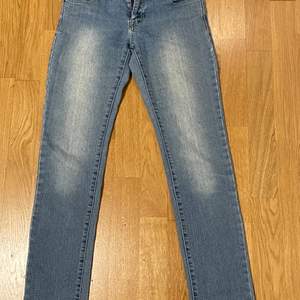 Skinny fit jeans från D.brand, köparen står för frakten! Insöm: 77cm midja: 38cm  yttersöm: 97cm