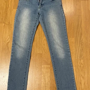 Skinny fit jeans från D.brand - Skinny fit jeans från D.brand, köparen står för frakten! Insöm: 77cm midja: 38cm  yttersöm: 97cm