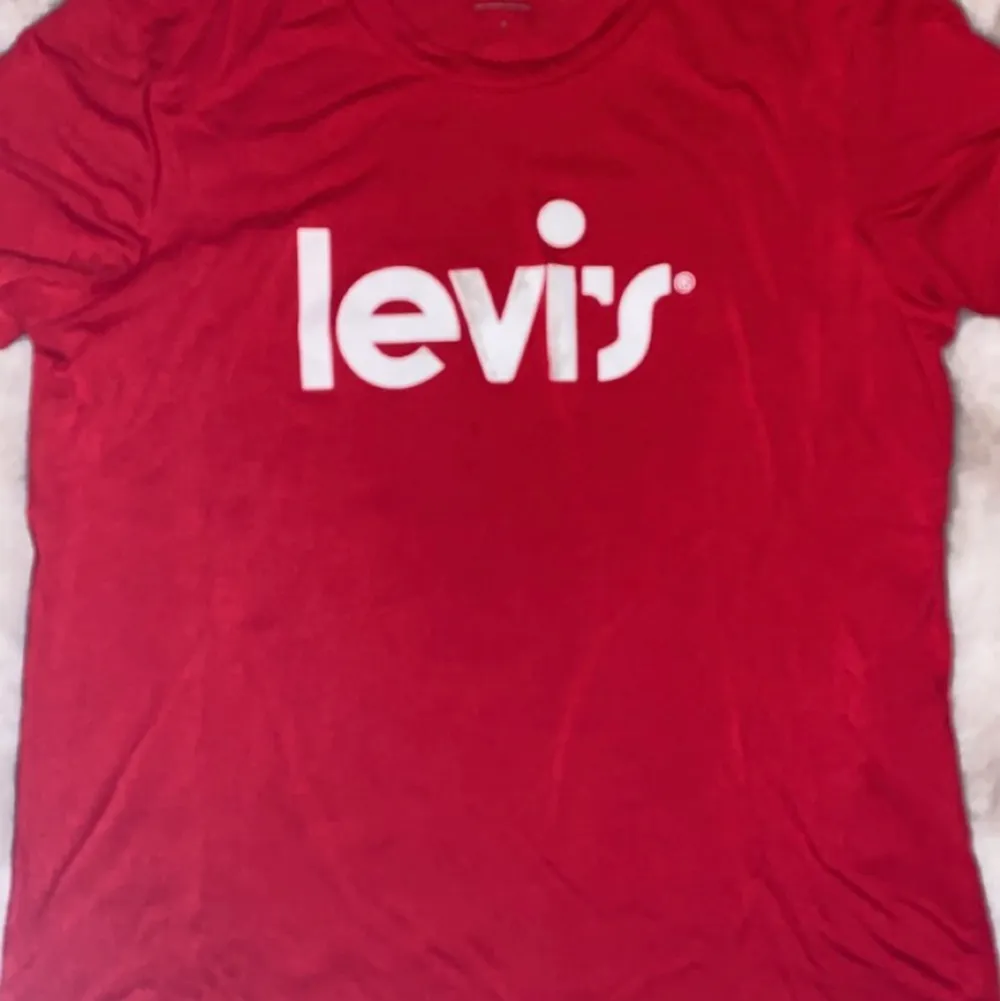 Röd Levi’s t-shirt, sliten text men annars helt ok. T-shirts.