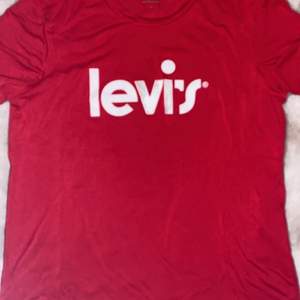 Röd Levi’s t-shirt, sliten text men annars helt ok