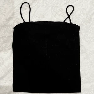 Gina Tricot linne - Svart basic linne från Gina Tricot. I storlek XS och sparsamt använd men i fint skick. Hör av dig vid intresse! 