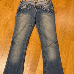 Lågmidjade jeans från J.Company - As coola jeans från J.Company med super snygga fickor och lite bootcut🤩 pris kan diskuteras, köparen står för frakten! Insöm: 80cm midja: 39cm yttersöm: 101cm