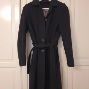 Lexingtonjacka navy  - Fin jacka från Lexington. Sparsamt använd! Mörk navy, på snudd till svart. Storlek 32 men passar även 34