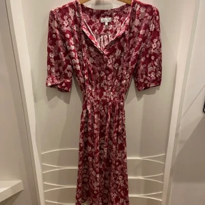 Sommarklänning  - Superfin sommarklänning från Ghost. Den är i perfekt skick och sitter perfekt på mig som är S/36 😍