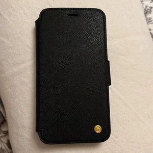 Holdit - IPhone X - Svart plånboksfodral till iPhone X. Går att ta bort skal då den är i magnet. 