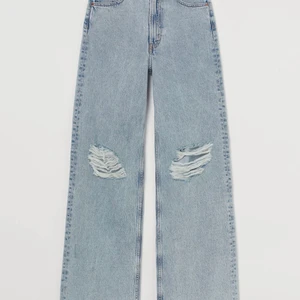 Jeans  - Dessa super sköna jeans från HM är samma modell som de svarta jag säljer! Jag har inte använt de så mycket även om jag älskar hur de framhäver ⌛️ formerna! De passar till många ”Stockholmsstil” tröjor och assessorer! Köpte de för ca 2 3 hundra men säljer för 140! (ÄVEN DESSA ÄR SLUTSÅLDA)Kontakta gärna vid intresse och om ni har ytterligare frågor!❤️😻😻🎀