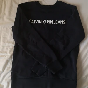 Calvin Klein tröja  - Använd fåtal gånger och är i ganska ä bra skick. Nypris: 700 mitt pris: 250. Köpare står för frakt. Pris kan diskuteras 
