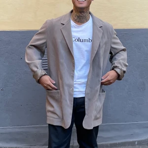 Snygg kavaj mocka Stl M-L - En snygg kavaj i slät mocka material, faller fint över axlarna! Stl 52/m-l. Modell: 170-172 cm