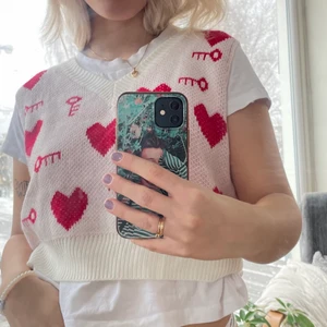 Stickad väst - Stickad väst från shein! Hjärtan och nycklar på, supersöt!!!