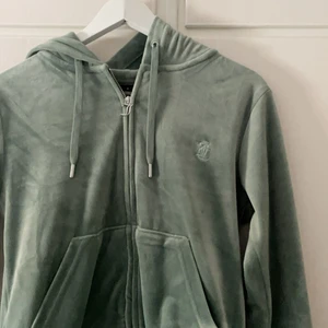 Juciy couture hoodie - Hej, säljer min oanvända juciy couture hoodie igen pågrund av oseriösa köpare. Den är i storlek S men passar jättebra för XS, ganska liten i storleken😍 kostnad på frakten tar vi då.
