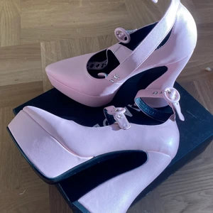 Klackar - Aldrig använda pga för små, stl 39 men skulle säga att de sitter som 38! 