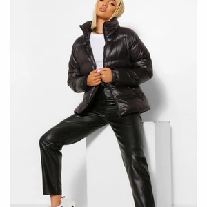 Boohoo jacka  - Glansig pufferjacka med hög krage, andvänt ett fåtal gånger men fortfarande som nyskick. ( bild från boohoo)