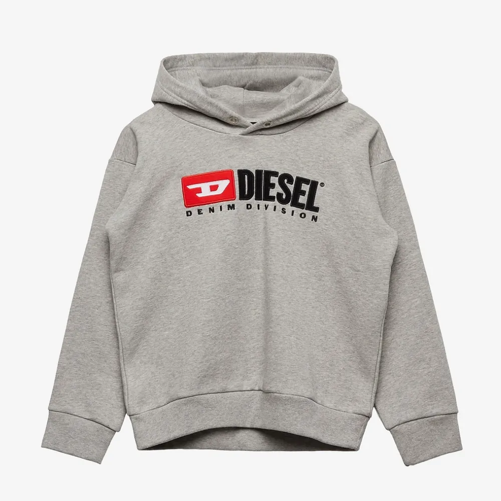 Säljer en grå diesel hoodie som jag knappt har använt väldigt fin dock men använder inte den det är därför jag vill sälja den.. Tröjor & Koftor.