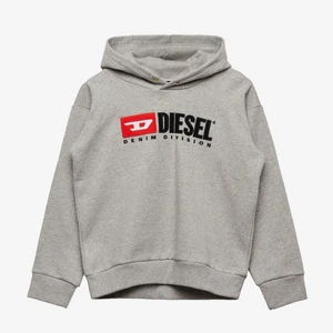 Grå diesel hoodie - Säljer en grå diesel hoodie som jag knappt har använt väldigt fin dock men använder inte den det är därför jag vill sälja den.