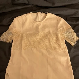 Beige/rosa topp med spets - En beige/rosa aktig topp med spets från zara. Använd bara några ggr så i väldigt bra skick. Köparen står för frakten❤️
