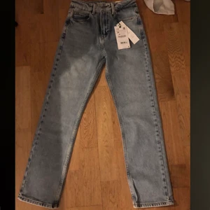 Zara straight jeans stl  - Säljer dessa ljusblåa super snygga zara straight jeansen som är helt oanvända bara testade en gång men var för små och prislappen finns kvar. 