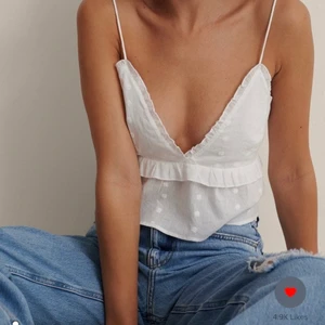 Topp, NA-KD  - Superfin topp!!! Vitt linnetyg med små prickar. Köpt på NA-KD i storlek 38. Skulle gärna vilja behålla den men den är för tajt runt bysten och det är nu försent att returnera den:) 