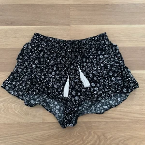 Mjukisshorts - Supersöta shorts i storlek XS. Säljes för 50kr + frakt. TOTALPRIS: 95kr 🖤