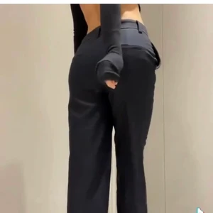 Zara byxor - Säljer dessa helt slutsålda byxor från zara, marinblåa storlek xs. Snabbköp annars skickar jag tillbaka💙💙💙