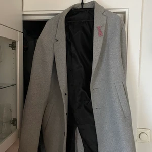 3st jackor stolek L och XL  - Säljer 2st kappor från Jack and Jones den gråa är i bra skick men fickorna är trasig så måste sys om man vill ha grejor i fickorna den hade jag tänkt 350kr för eller bud  den andra kappan är svart med foder fint skick hade tänkt mig 250 för den eller bud och jacka nummer 3 är helt oanvänd. Storlek L hade tänkt 200kr för den eller bud 