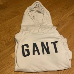 Gant hoddie st:s - Hoddien är använd med fortfarande i bra skick, säljer den för 250 kr men priset kan diskuteras vid snabb affär