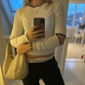 Zara tröja - En superfin tröja från zara som liknar den populära Hanna schönberg x nakd tröjan! Helt oanvänd! Säljs ej längre❤️