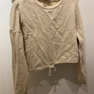 Lite korpad sweatshirt  - Hej! Jag säljer nu min fina beiga sweatshirt från NA-KD. Använd ett fåtal gånger💗den är i storleken XS! Jag kan mötas upp i Ronneby, Karlskrona eller Karlshamn! Eller skickar jag den! Antingen med spårbar frakt eller inte! Du väljer! Bara kontakta vid frågor💘