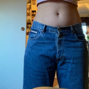 Jeans - jeans köpta på humana, säljer då dom tyvärr ej kommer till användning, men i vilket fal ascoola lite vintage loose fit och lågmidjade. Storleken är lite oklar men skulle säga ca 38/M jag är 174 cm och dom sitter ganska långt ner över anklarna! Köpare står för frakten och kan möta upp i malmö 