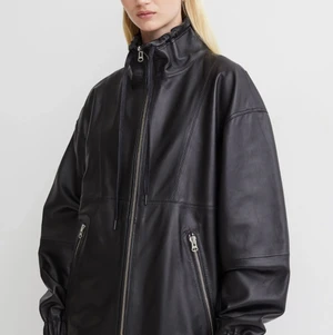 Läderjacka - Läderjacka från H&M. Slutsåld och nypris är 2999kr. Äkta läder. Jättefin. Använd ca 4 gånger. Storlek är Small. Men den är ganska stor i storleken. Säljer pga har alldeles för många jackor! Kan mötas i Stockholm eller skicka mot spårbar frakt :)