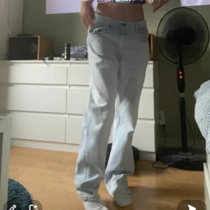 Levis jeans - Så fina ljusblå Levis jeans😇 jag är 166cm och de är lite långa på mig❤️ supersnygga lågmidjade!! Lite slitningar p märket där bak, Skriv privat för fler frågor<3