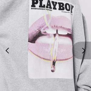 Säljer denna fina Playboy hoodien, den är storlek M men är ganska stor. Den är lite nopprig bara men annars fin i skicket!