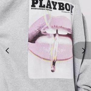 Playboy - Säljer denna fina Playboy hoodien, den är storlek M men är ganska stor. Den är lite nopprig bara men annars fin i skicket!