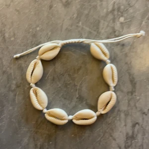 Vit armband från H&M ONE SIZE - SUPER FINT ARMBAND FRÅN H&M:) inte använt👌🏼