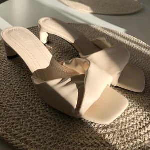 Slutsålda nya låga klackar från Bershka - Använda en gång inomhus, säljer pga för små.