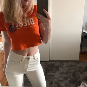 Vita/becha jeans - Vita/becha straight midwaist jeans från Bikbok, använda få gånger. Skulle säga att dom är i helt nyskick. Är 167 och dom är lagom långa på mig. Nypris 600kr. Lite Små i strl.