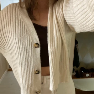 stickad kofta - Stickad kofta i bomulls material från chiquelle. Använd ett fåtal gånger. Spårbarfrakt tillkommer på 66kr. 💕💗💓