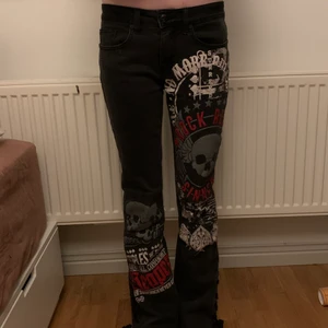 Svarta byxor med mönster - Byxorna är ifrån EMP, jättebra kvalite och sköna. Fint o coolt mönstrade. Snörning längst nere vid byxorna 