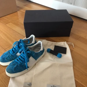 Valentino garavani flycrew - Hej, säljer ni mina toksnygga valentino garavani flycrew i den hetaste färgen! Skorna är 2 månader gamla så den är fortfarande superfina. Box, dustbag, kort och extra skosnören medföljer såklart.hör super gärna av er vid frågor