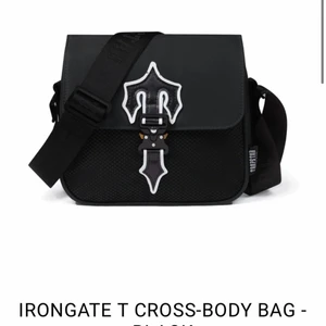 Irongate T Cross-Body Bag - Trapstar Axelväska från Trapstars Senaste Drop💧 helt sold out och väldigt svår och få tag på. GRATIS FRAKT