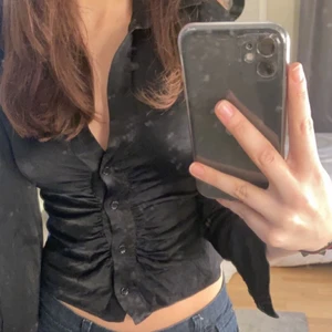 Fest topp - Super söt fest typ i satin liknande material. Säljer den då den aldrig kommit till användning. Svarar gärna på frågor, det är bara att meddela mig privat!❤️❤️