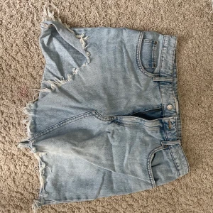 Jeanskjol  - Jeanskjol, storlek L. Liten i storlek💕 80kr