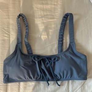 Helt ny blå bikinitopp strl M, passar S - Helt ny ljusblå bikinitopp i storlek M, passar även S. Uttagbara pads och rosett fram! Helt oanvänd, endast testad. Frakt 26kr ❣️